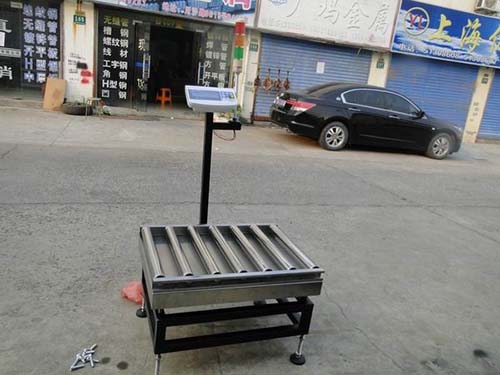 定製200公斤滾筒電子（zǐ）秤 輸送不（bú）鏽鋼滾筒台秤廠家（jiā）