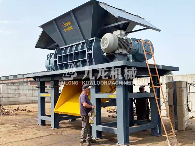 波蘭廢（fèi）鐵撕碎機現場